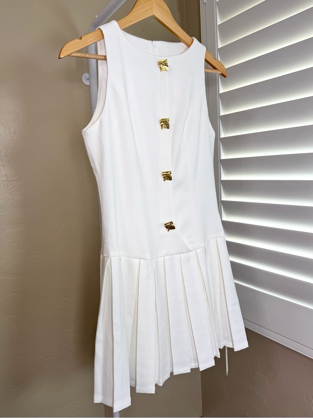 Commense White Pleated Mini Dress Medium NWT Gold Button Sleeveless - Picture 5 of 11
